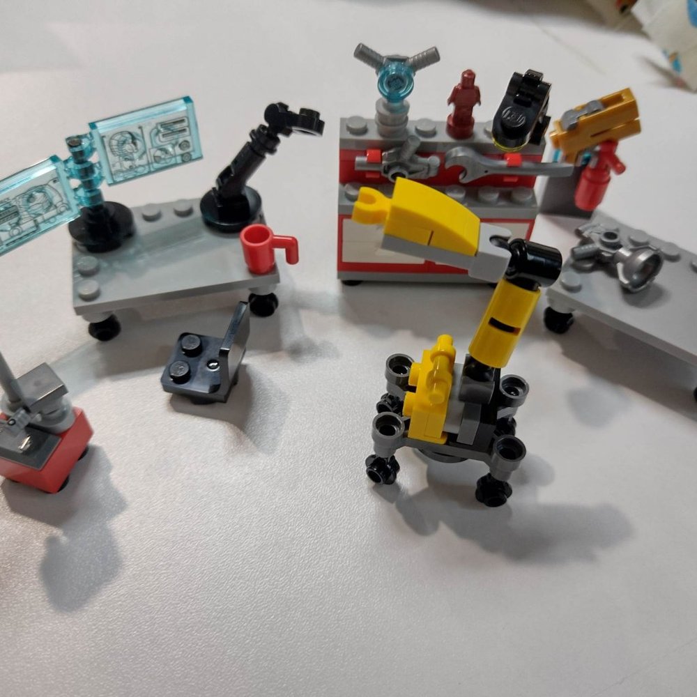 Lego Science Lab set up - Picture 4 of 5